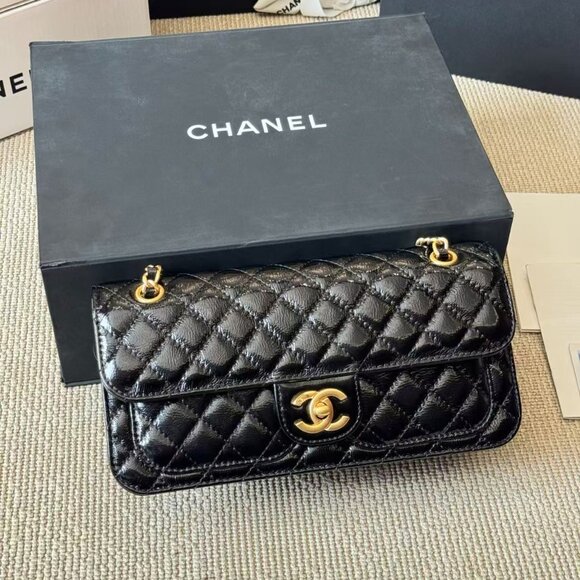 Classic CHANEL Bag: A Stylish and Versatile Choice for Elegance - Picture 1 of 5